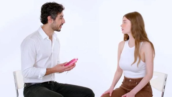 מעצב השיער מייעץ לבחורה על טיפול פוזיו דוז